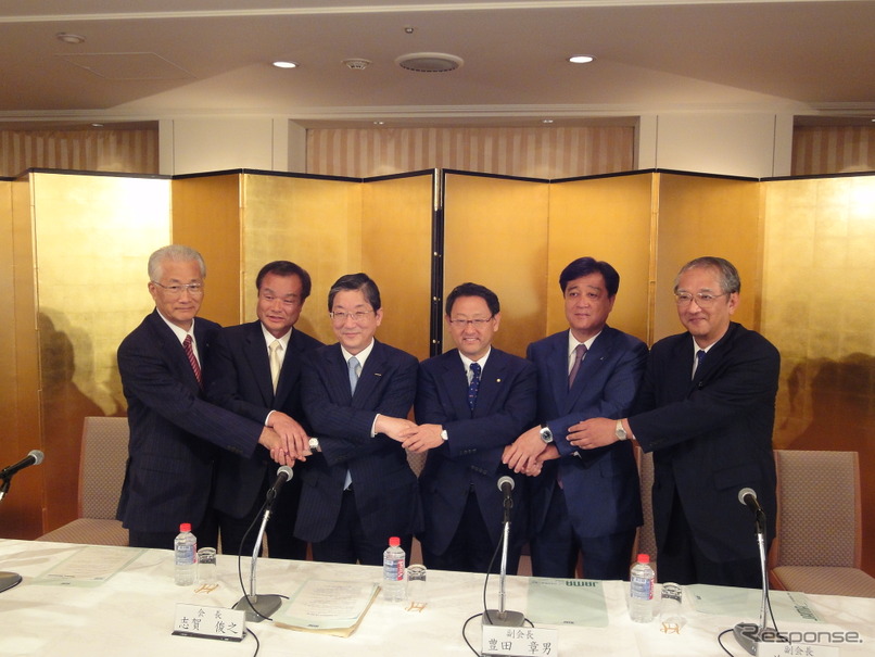 会長に就任した日産自動車志賀俊之COO（左から3人目）