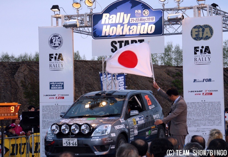 今年の初戦となるラリー北海道のスタートをきる哀川翔選手（21日）