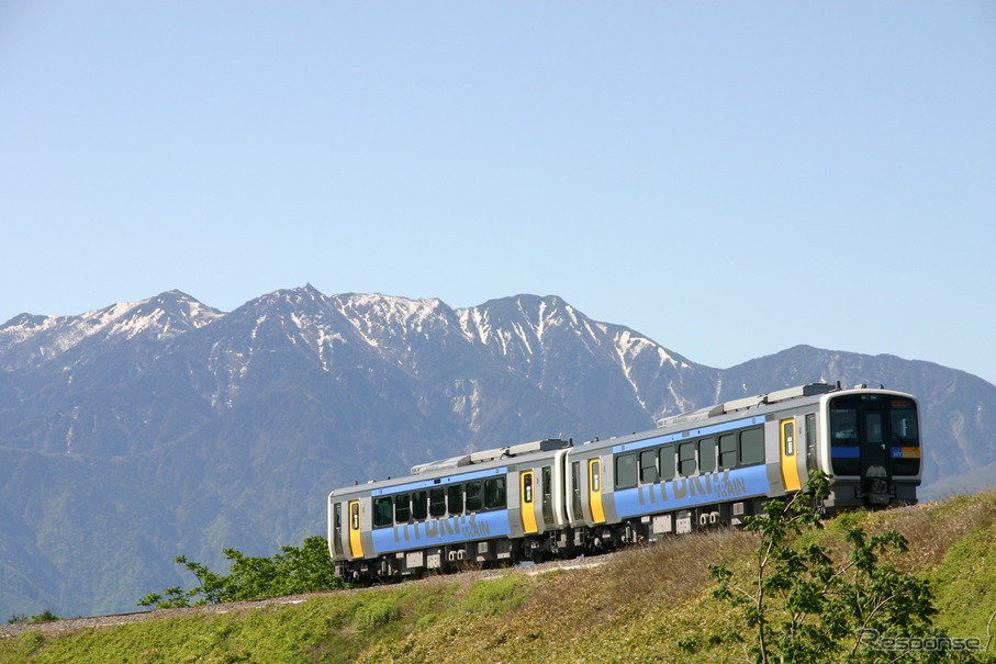 推薦賞を受賞した小海線で運行中のハイブリッド車両「キハ200系」（JR東日本提供）