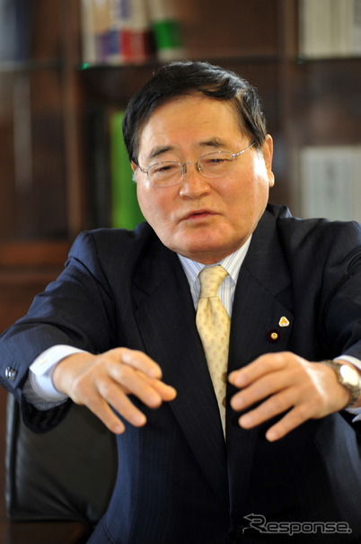 「残念な結果になった」社民党の閣外離脱を話す亀井金融担当相（6月1日・大臣室で）　撮影＝中島みなみ