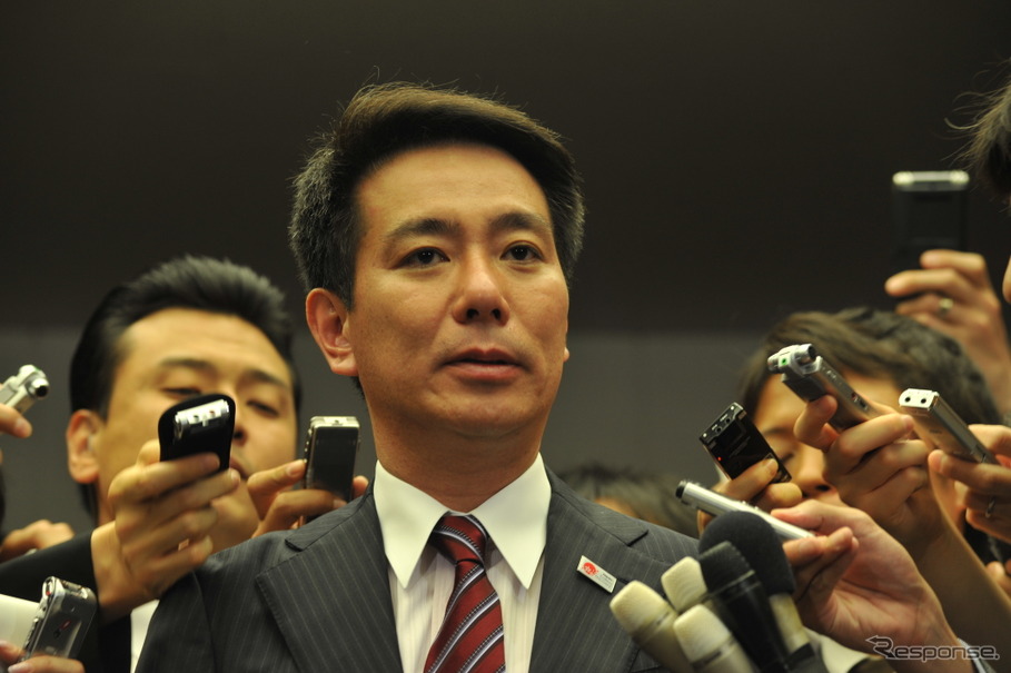 臨時閣議後に取材に応じる前原国交相（6月2日・国交省内で）　撮影＝中島みなみ