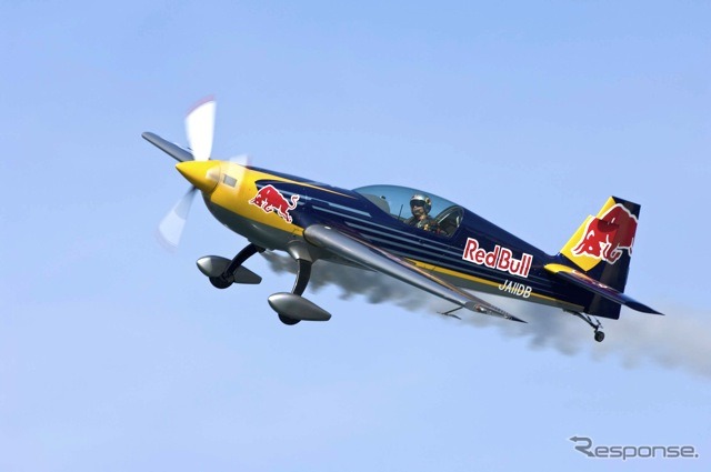 室屋義秀が操縦するExtra300S（体験飛行は2人乗りのExtra200を使用）