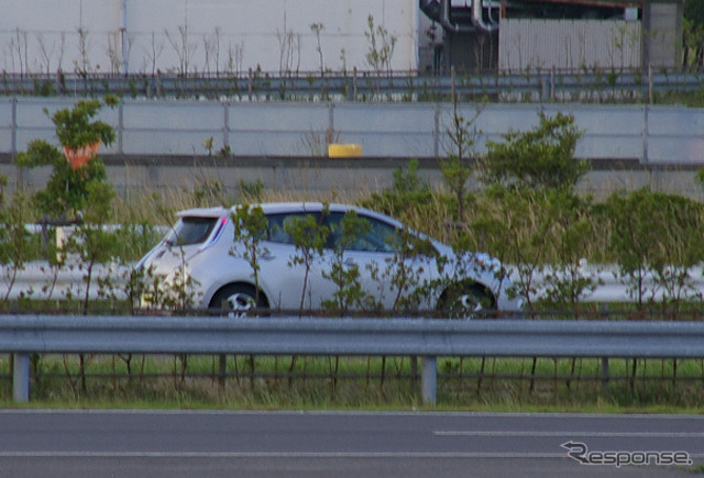 16日の試乗会で捉えた貴重なシルバーのリーフ。わかりづらいが、特徴的なシルエットは間違いなくリーフそのものだ