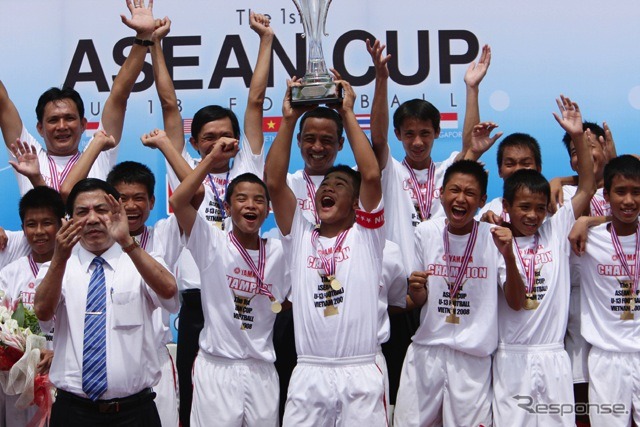 第1回優勝のベトナムチーム。2008年、ベトナム
