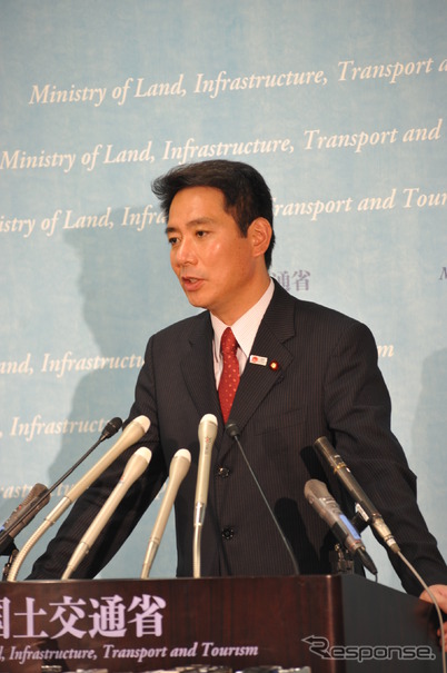 会見する前原国交相　(6日・国土交通省）　撮影＝中島みなみ