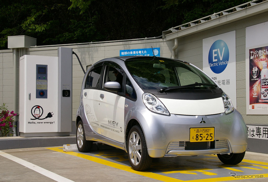 ENEOSスタンドに設置されている充電スタンドと三菱i-MiEV