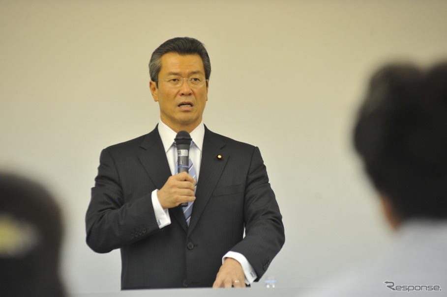 タウンミーティングで有権者を前に語る馬淵国交副大臣（29日・東京都品川区）　撮影＝中島みなみ