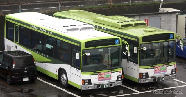 屋根を白色化した新デザイン車両（向かって左）と従来デザイン車両