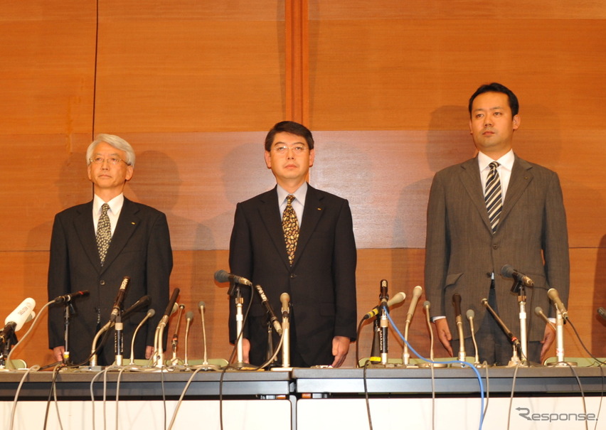 帰国報告会見に望んだフジタ社員。左から井口さん、佐々木さん、橋本さん(1日・同本社) 撮影=石田信一郎