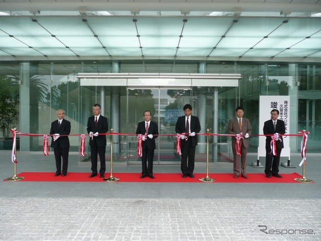 久留米工場内の第1工場竣工式。左から久留米工場長・峯尾啓司、取締役専務執行役員・西海和久、代表取締役社長・荒川詔四、 臼井浩一久留米市副市長、栗原伸夫久留米市市議会議長、執行役員大田康