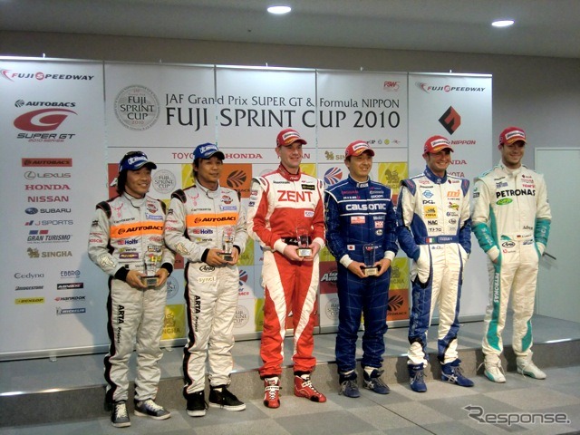 6人のポールシッター。左からGT300レース1の高木真一、同レース2の新田守男、GT500レース1のライアン、同レース2の松田次生、Fニッポン・レース1のコッツォリーノ、同レース2のロッテラー