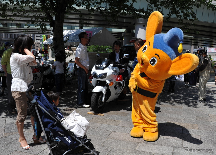 警視庁中央署の交通安全運動（15日・中央区日本橋）