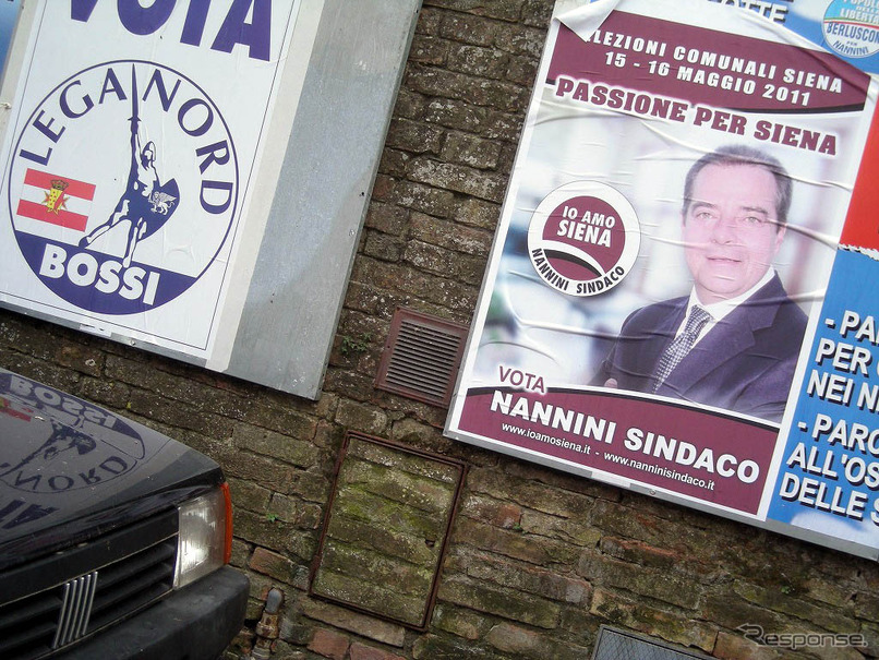 シエナ市内に貼られたナンニーニ候補のポスター