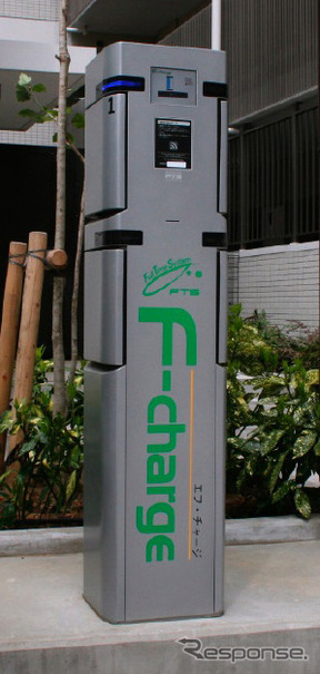 マンションの駐車場に設置されるEV充電器。夜間充電にも対応する。