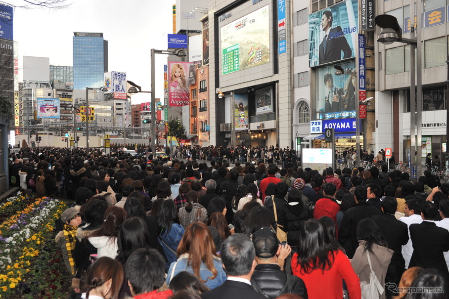 地震発生から1時間で、JR新宿駅　スタジオ・アルタ前は人で埋め尽くされていた