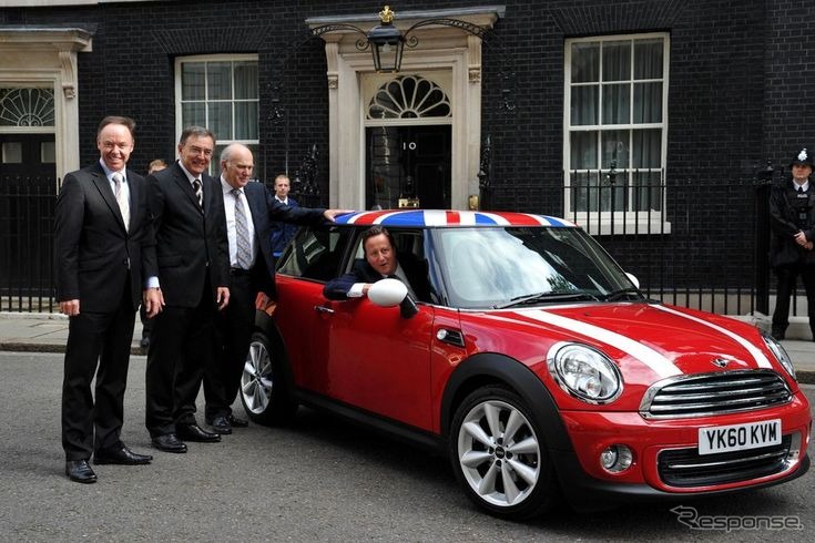 MINIに乗って歓迎の意を表す英国キャメロン首相