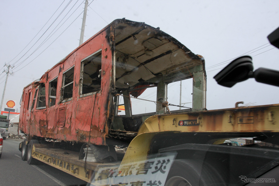 搬送されるJRの気動車。東日本大震災発生から3か月。宮城県女川町