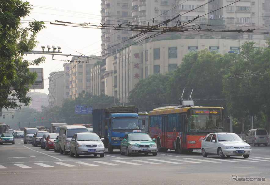片側4車線道路にも溢れる自動車(広東省広州)