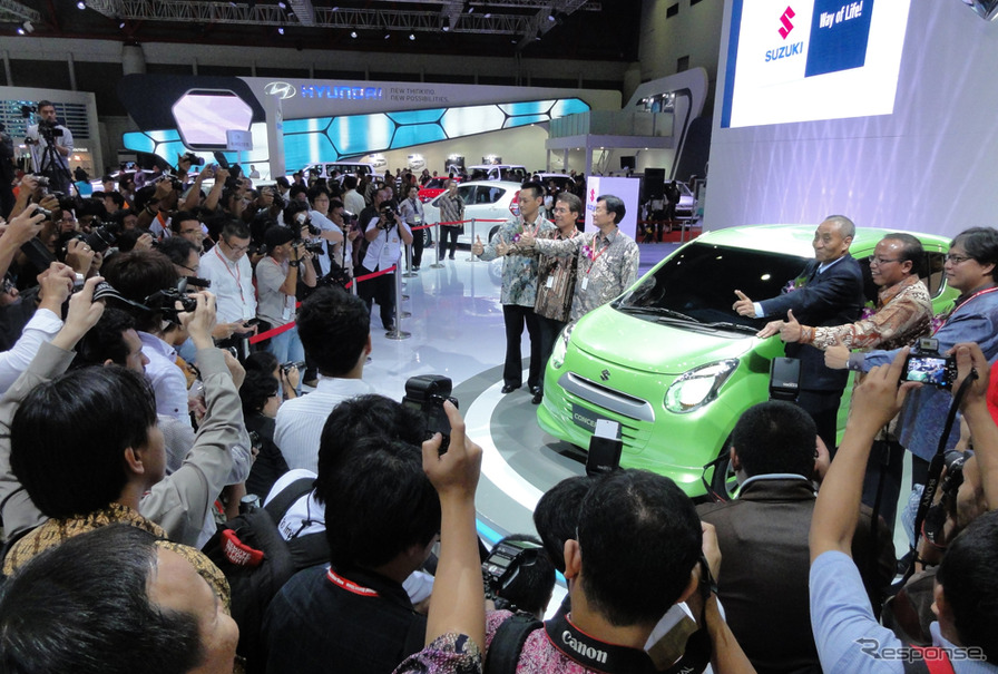 スズキ・インドネシアはコンセプトカー『コンセプトG』を発表。内海社長は、今後インドネシアでは小型車市場の発展が見込める、と語る。