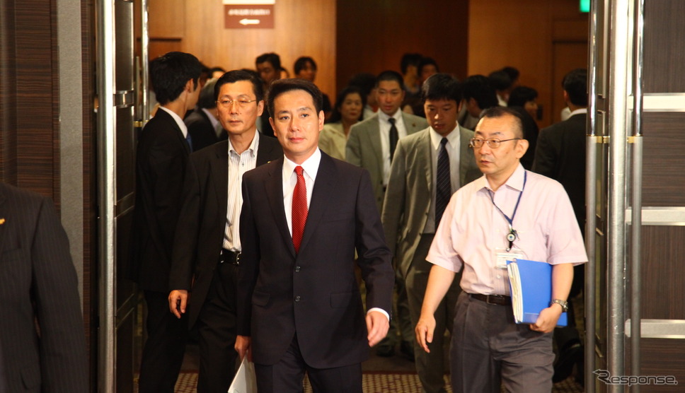 民主党両院議員総会の会場入りする代表選候補者（29日・都内）