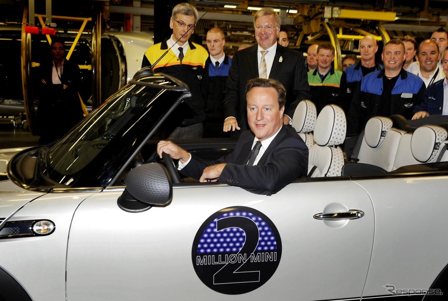MINIの累計生産200万台達成を祝う英国キャメロン首相