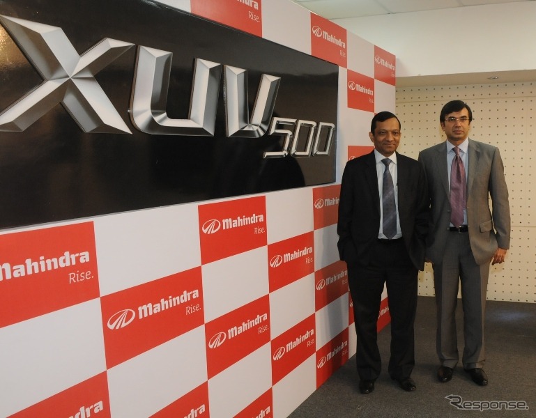 新型SUVの車名をXUV500と発表したマヒンドラ＆マヒンドラ社首脳