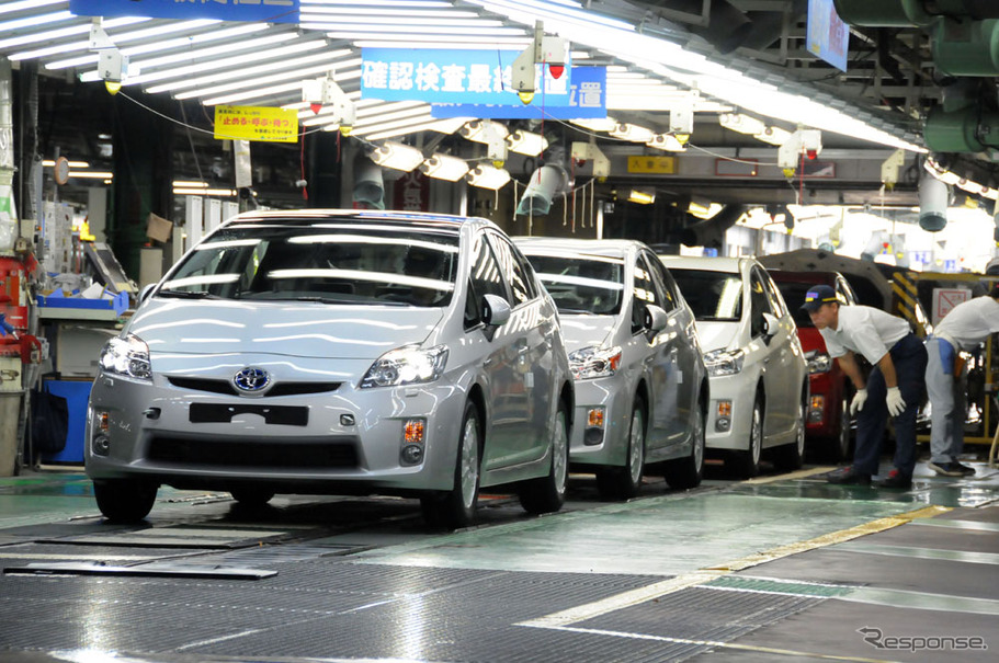 エコカー補助金ともにエコカーの販売も伸びた（写真：トヨタ プリウスの製造ライン）