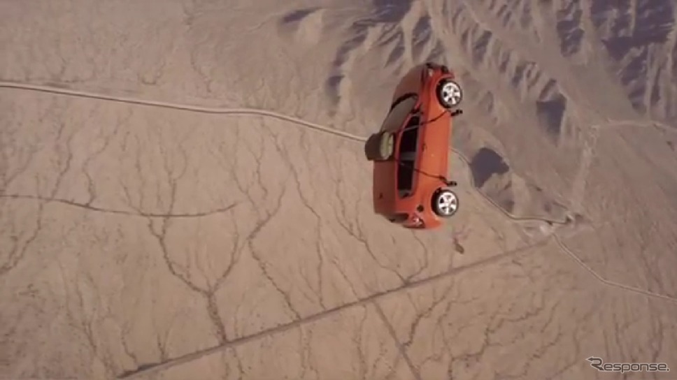 米国アリゾナ砂漠の上空で空中遊覧中のシボレーソニック（動画キャプチャー）
