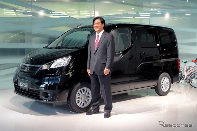 三菱はOEMにより国内市場で商品強化を実施した(写真:益子社長とデリカD:3)