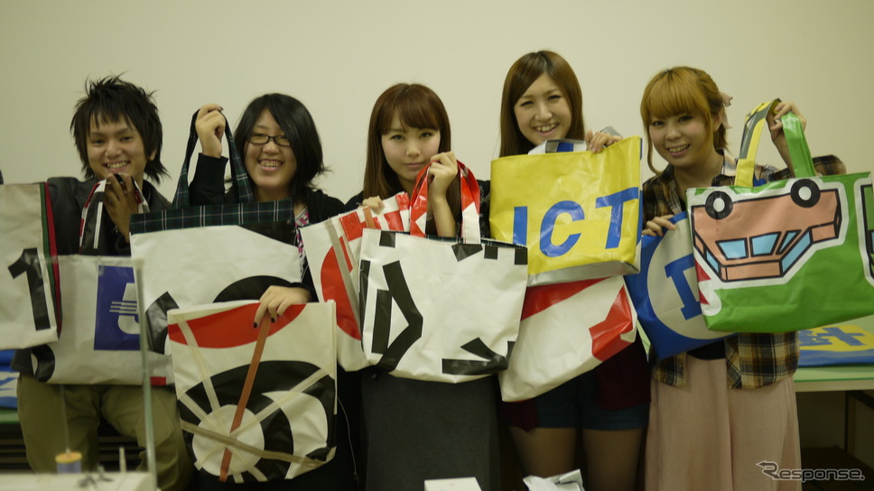 高速道路の横断幕で学生たちがトートバッグを作った