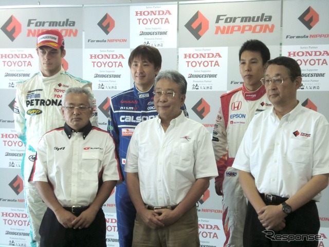 今年7月の大会発表会見。前列左からGTA坂東氏、富士スピードウェイ加藤氏、JRP白井氏。後列左からロッテラー、松田次生、小暮卓史の各選手。松田はJAF GPのFニッポンにKCMGチームからのスポット参戦が最近決まった。