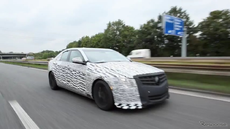 ドイツ・アウトバーンで高速走行テストを行うキャデラックATS（動画キャプチャー）
