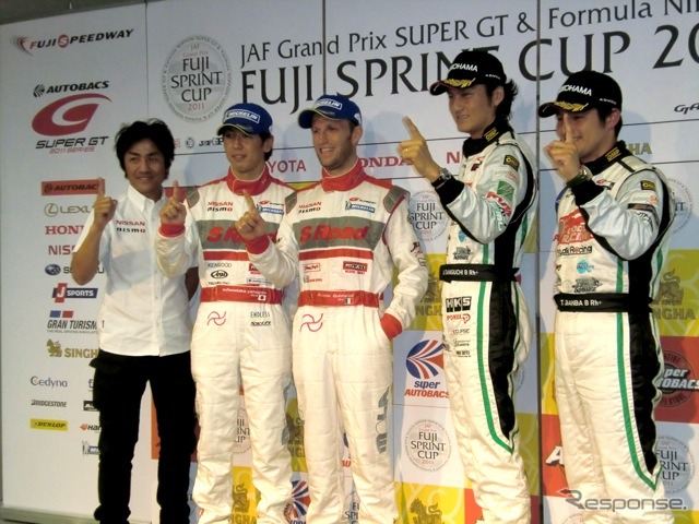 左からGT500のJAF GP獲得者3人、大駅監督、柳田、クインタレッリ。さらにGT300のJAF GP獲得者、谷口と番場。