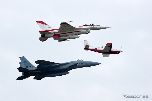 練習機『T-7』とフォーメーションを組む『F-15』と『F-2』。戦闘機の低速飛行は極めて難しいという。