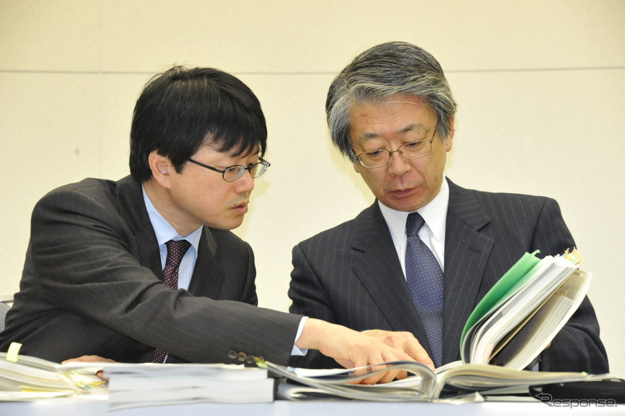 福島原発事故の中間報告会見に臨む山崎雅男副社長/右と尾野昌之GM（2日・東電本店）