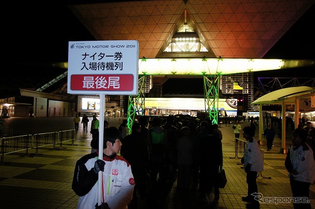 ナイター券を求める人たちの待機列。