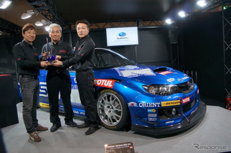 2012年のニュルブルクリンク24時間レースに参戦するスバル WRX STIレースカー