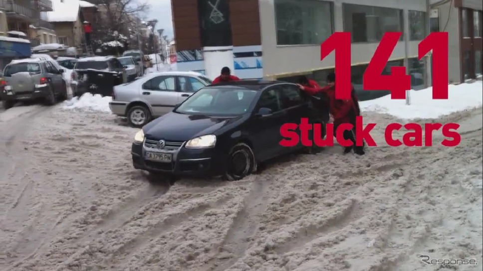 アウディの4WD、クワトロを人力で表現するために、4名の男性が大雪のブルガリア市内でスタックした車両141台を救出