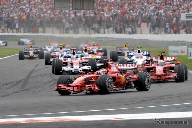 2008年、最後となっているフランスGP。序盤はライコネンがリード（当時フェラーリ）。