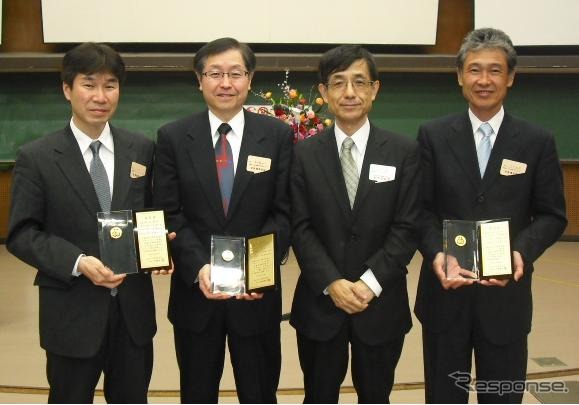 JX日鉱日石エネルギー、ZPテクノロジーで「化学技術賞」を受賞。左より、小宮健一、五十嵐仁一、岡崎 肇 (中央技術研究所長)、八木下和弘