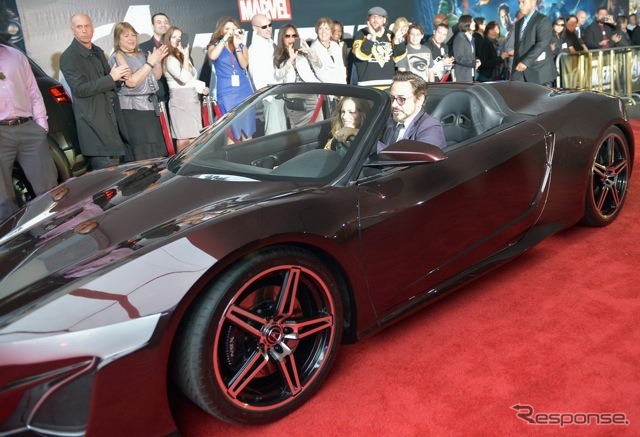 映画『ジ・アベンジャーズ』ハリウッドプレミアにダウニー・Jr運転で登場したNSXスポーツカー。助手席はスーザン・ダウニー。