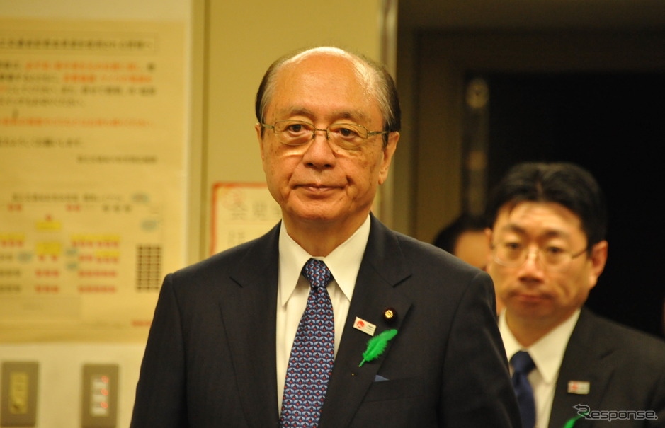 釈明会見に臨む前田国交相（16日・国交省）