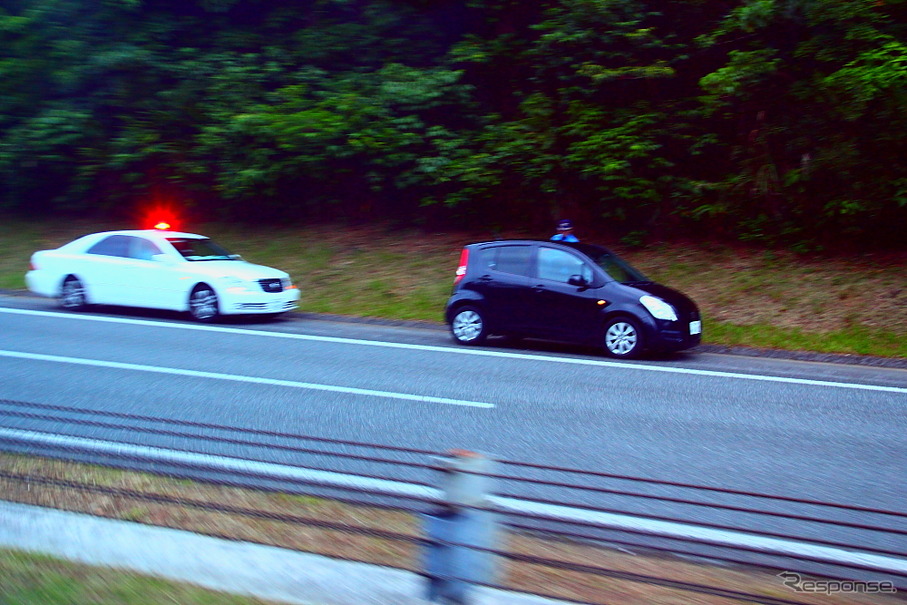 沖縄自動車道下り線で速度超過違反のレンタカーに近づく警察車両（2012年4月21日撮影）