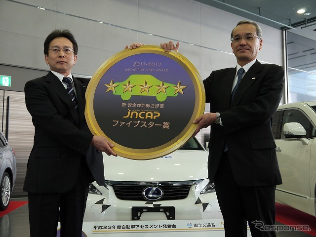 2011年度のJNCAP大賞はレクサス『CT200h』が受賞。