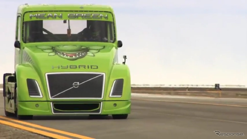 236.577km/hというハイブリッドトラックによる新たな世界最高速記録を達成したボルボ「MEAN GREEN」（動画キャプチャー）