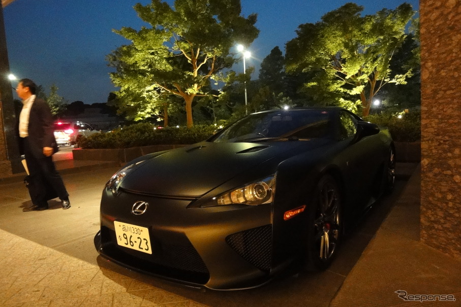 東京都千代田区のパレスホテルに登場した艶消しブラックのレクサス LFA