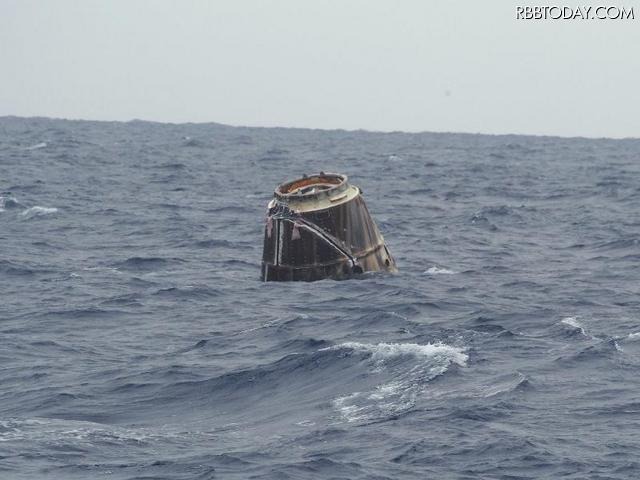 太平洋に着水したドラゴン