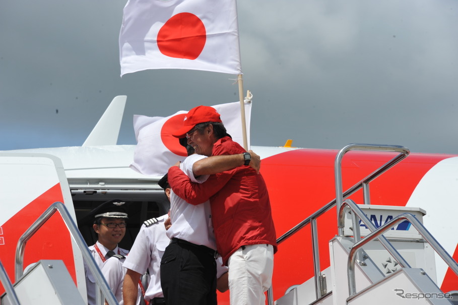 初号機到着。機長をハグで迎えた岩片和行エアアジア・ジャパン社長（11日・成田国際空港）