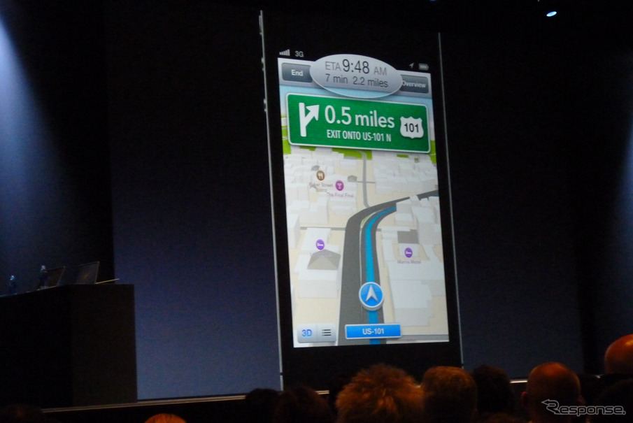 アップルの開発者向けイベントWWDC 2012（Apple World Wide Developpers Conference 2012）の基調講演、iOS 6のプレゼンテーションの様子。