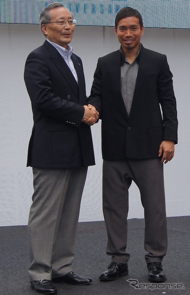 マツダ・山内社長（左）とサッカー日本代表長友佑都氏（右）